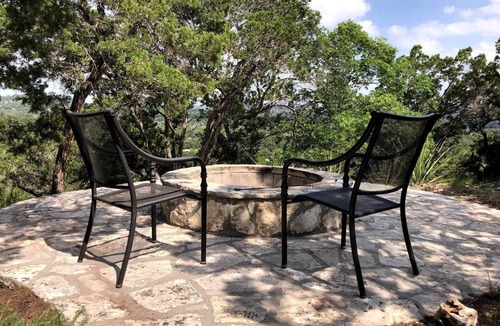 Pipe Creek Cabin | Charming Texas Hill Country Cabin Ideal for a Romantic Weekend Getaway