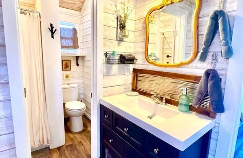 Dripping Springs Cabin | Charming Texas Tree House with Tranquil Views Ideal for Glamping near Austin