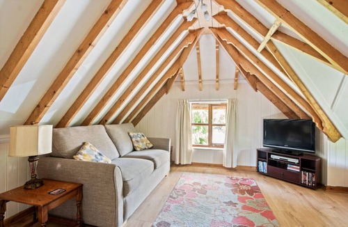 Martin Cottage | Charming thatched countryside hideaway with beams and garden access
