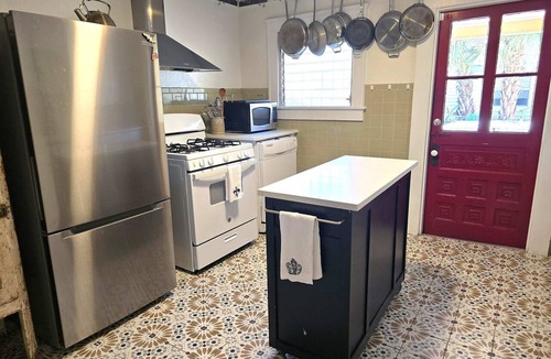 Faubourg Marigny Hotel | Charming Three Bedroom Cottage - Located in the historic B &W Courtyards Inn