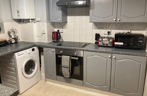 Woodberry Down Apartment | Charming Three Bedroom 5 double Bed Apt in London