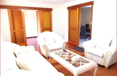 Werribee House | Charming Three-Bedroom Holiday Home Near Werribee Park