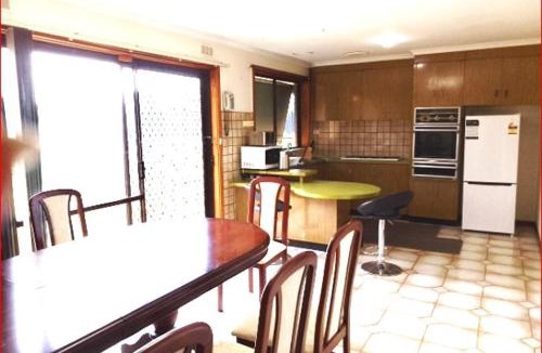 Werribee House | Charming Three-Bedroom Holiday Home Near Werribee Park