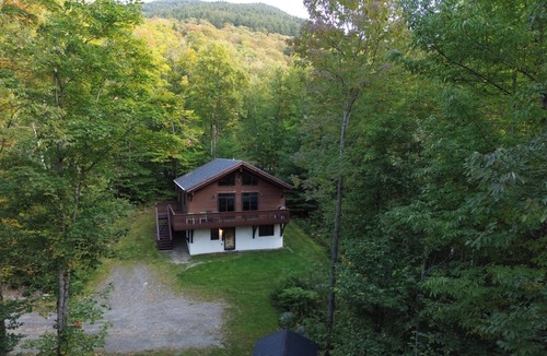 Franconia Ski Chalet | Charming, Timber framed, Mountain Chalet at Cannon Mountain - Whole house AC!
