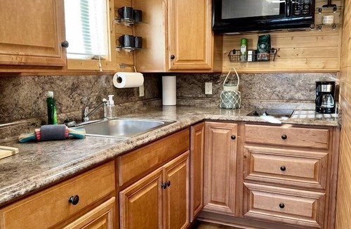 Waldport Cabin | Charming Tiny Home Retreat with Lodge Amenities Near Ocean Beaches, Lincoln County, OR