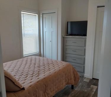 Oatmeal Villa | Charming Tiny Home Near Killeen & Fort Hood
