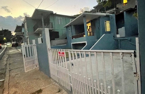 Florida Afuera House | Charming Tiny little blue house 2-bedroom house in peaceful Barceloneta with AC