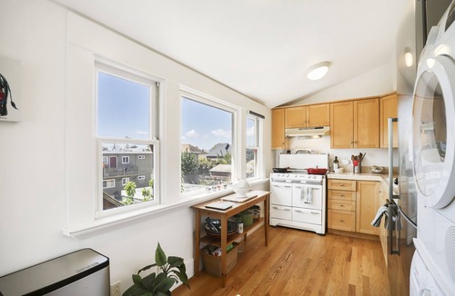 Emeryville Apartment | Charming top floor duplex with garden-patio.