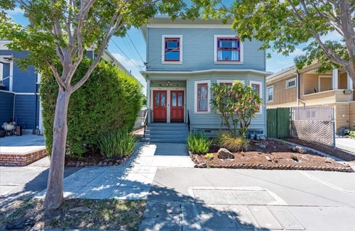 Emeryville Apartment | Charming top floor duplex with garden-patio.