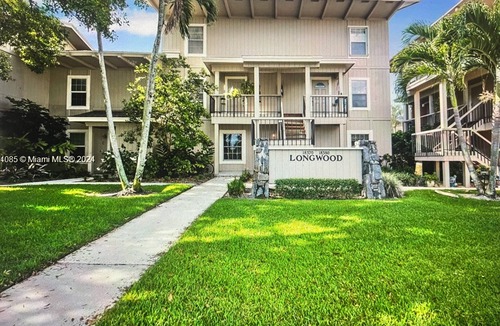 Jupiter House | Charming townhome in a vibrant and active gated golf community in Jupiter.