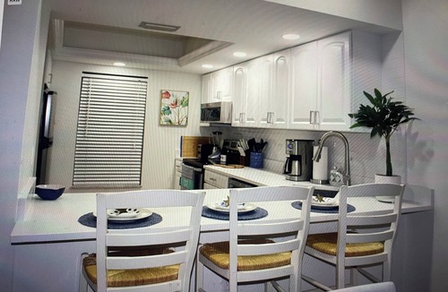 Jupiter House | Charming townhome in a vibrant and active gated golf community in Jupiter.