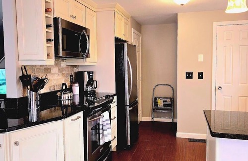 Goffstown House | Charming townhome with AC, WiFi in pleasant Goffstown, near Ski Resorts & Hwys