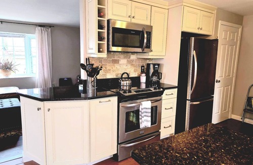 Goffstown House | Charming townhome with AC, WiFi in pleasant Goffstown, near Ski Resorts & Hwys