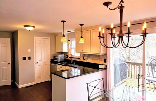 Goffstown House | Charming townhome with AC, WiFi in pleasant Goffstown, near Ski Resorts & Hwys