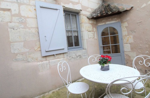 Le Vieil-Bauge Cottage | Charming Townhouse Near Zoo de la Flèche - Family-Friendly with Terrace & Parking