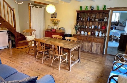 Lengronne House | Charming Traditional Gite with WiFi in Lengronne - 5 bedrooms available
