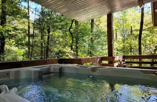 Suches RV Rental | Charming Tree House with a Hot Tub in Chattahoochee National Forest, Georgia