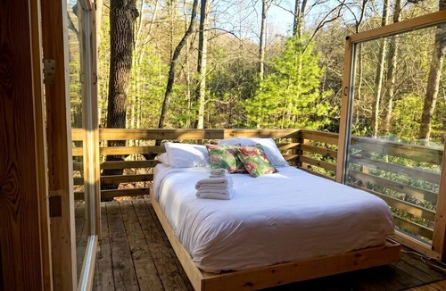 Suches RV Rental | Charming Tree House with a Hot Tub in Chattahoochee National Forest, Georgia