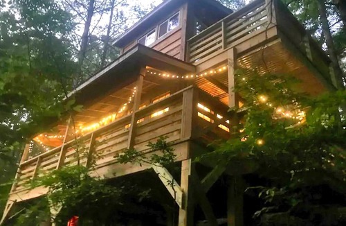 Suches RV Rental | Charming Tree House with a Hot Tub in Chattahoochee National Forest, Georgia