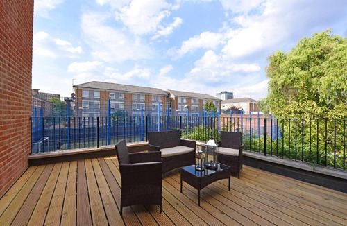 Fulham Broadway Apartment | Charming Two Bed Balcony Apartment at Chelsea London