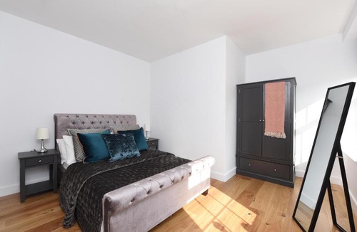 Fulham Broadway Apartment | Charming Two Bed Balcony Apartment at Chelsea London