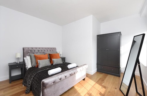Fulham Broadway Apartment | Charming Two Bed Balcony Apartment at Chelsea London