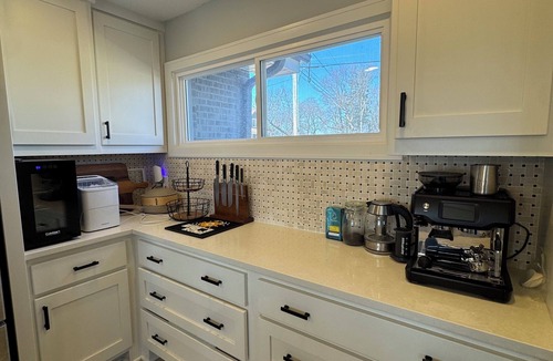 Gladstone House | Charming two-bed home in Gladstone 15 minutes from Arrowhead and airport