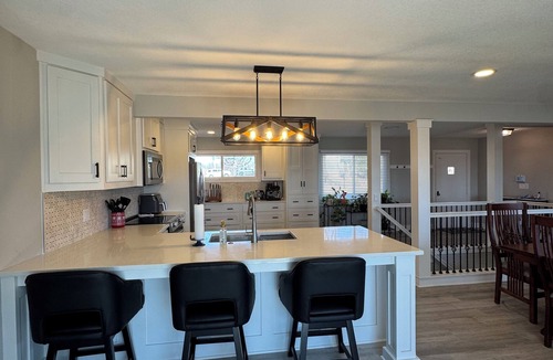 Gladstone House | Charming two-bed home in Gladstone 15 minutes from Arrowhead and airport