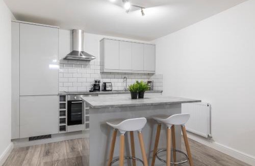 Leeds Apartment | Charming Two Bed - Two Bath Apt (25KM)