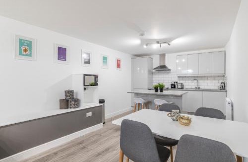 Leeds Apartment | Charming Two Bed - Two Bath Apt (25KM)