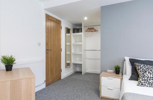 Leeds Apartment | Charming Two Bed - Two Bath Apt (25KM)