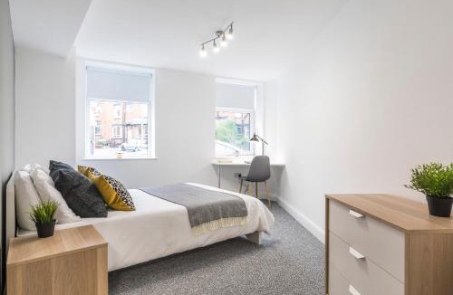 Leeds Apartment | Charming Two Bed - Two Bath Apt (25KM)