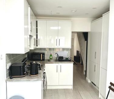 Bensham Manor House | Charming Two-Bedroom Retreat-Garden Oasis Near Central London & Transport Links