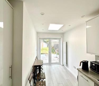 Bensham Manor House | Charming Two-Bedroom Retreat-Garden Oasis Near Central London & Transport Links