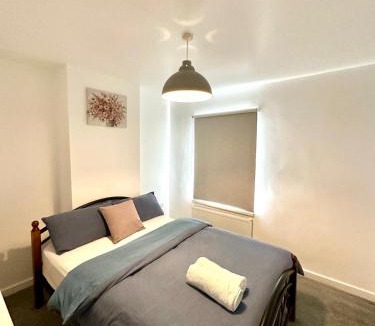 Bensham Manor House | Charming Two-Bedroom Retreat-Garden Oasis Near Central London & Transport Links