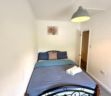 Bensham Manor House | Charming Two-Bedroom Retreat-Garden Oasis Near Central London & Transport Links
