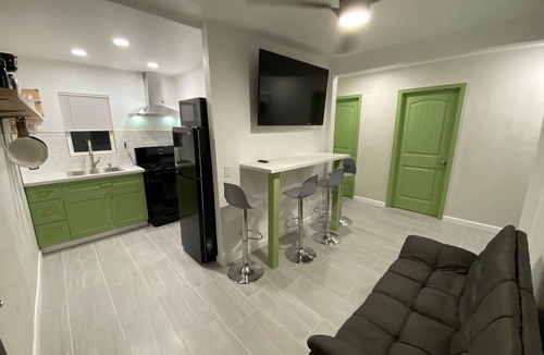 Feldman's House | Charming two bedroom bungalow blocks from U of A!