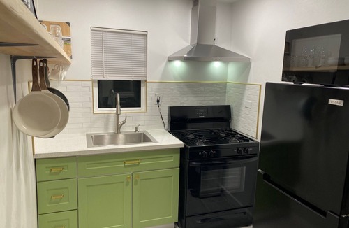 Feldman's House | Charming two bedroom bungalow blocks from U of A!