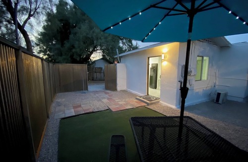 Feldman's House | Charming two bedroom bungalow blocks from U of A!