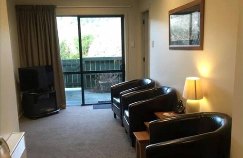 Lake Roxburgh Village Cabin | Charming Two-Bedroom Suite for Family Holiday in Roxburgh, New Zealand
