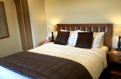 Lake Roxburgh Village Cabin | Charming Two-Bedroom Suite for Family Holiday in Roxburgh, New Zealand