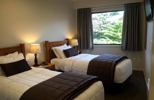 Lake Roxburgh Village Cabin | Charming Two-Bedroom Suite for Family Holiday in Roxburgh, New Zealand