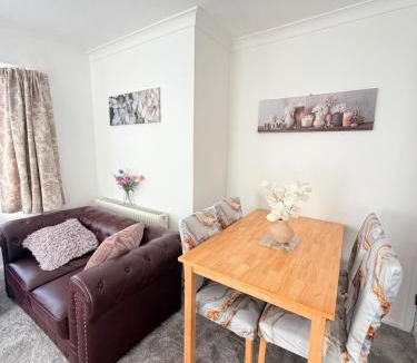 Farnham Apartment | Charming Two Double Bedroom Maisonette with Garden