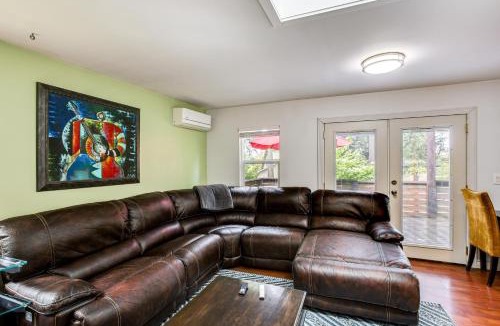 Newcastle House | Charming Unit w/Deck ~ 3 Mi to Lake Washington!
