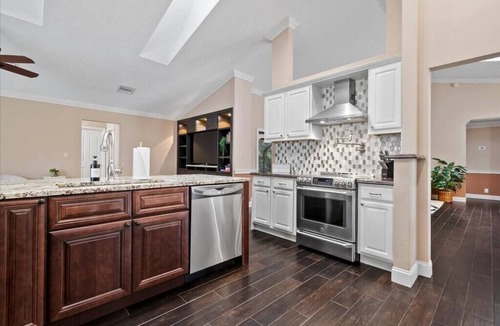 Greenview Shores House | Charming, updated and relaxing 4-bedroom house with a pool in lovely Wellington