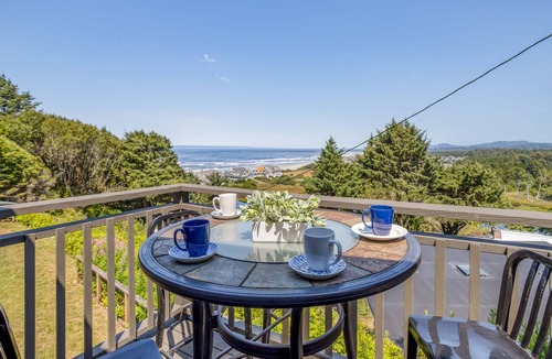 South Beach House | Charming, Updated Cottage Close to Newport’s Attractions has Great Deck View!