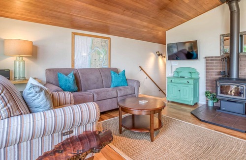 South Beach House | Charming, Updated Cottage Close to Newport’s Attractions has Great Deck View!