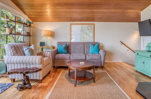 South Beach House | Charming, Updated Cottage Close to Newport’s Attractions has Great Deck View!