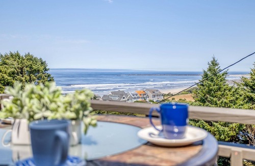South Beach House | Charming, Updated Cottage Close to Newport’s Attractions has Great Deck View!