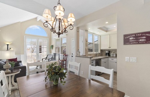 West Newport Condo | Charming Upper-Level Ocean View Beach House, Prime Peninsula Location!